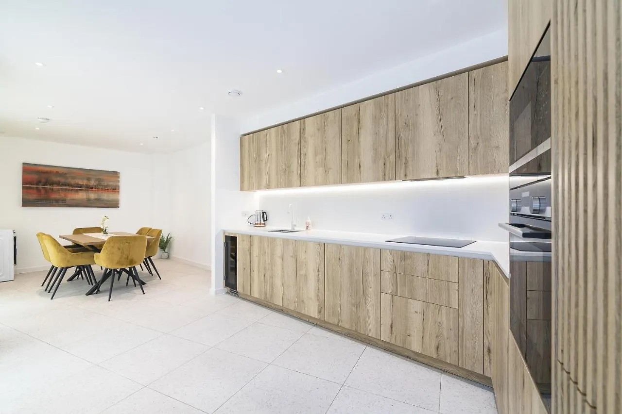 Rooms In Shared Luxury Flat London Homestay