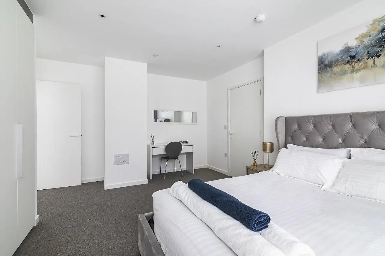 Rooms In Shared Luxury Flat London Homestay